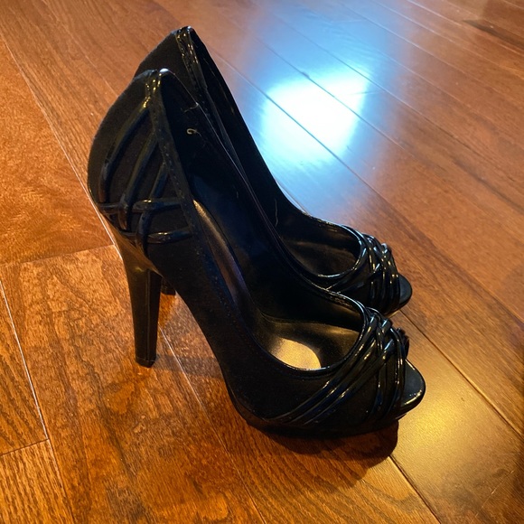 Black heels! - Picture 1 of 2